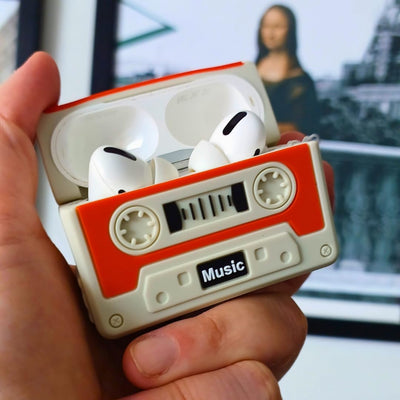 Kit Caneta Limpeza  e Capa Protetora Nerdcase Compatível com AirPods Pro 1 e 2, Fita Cassete Retrô