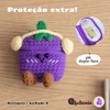 Capa Protetora de Silicone Nerdcase para AirPods 4, Amigurumi Beringela