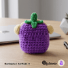 Capa Protetora de Silicone Nerdcase para AirPods 4, Amigurumi Beringela