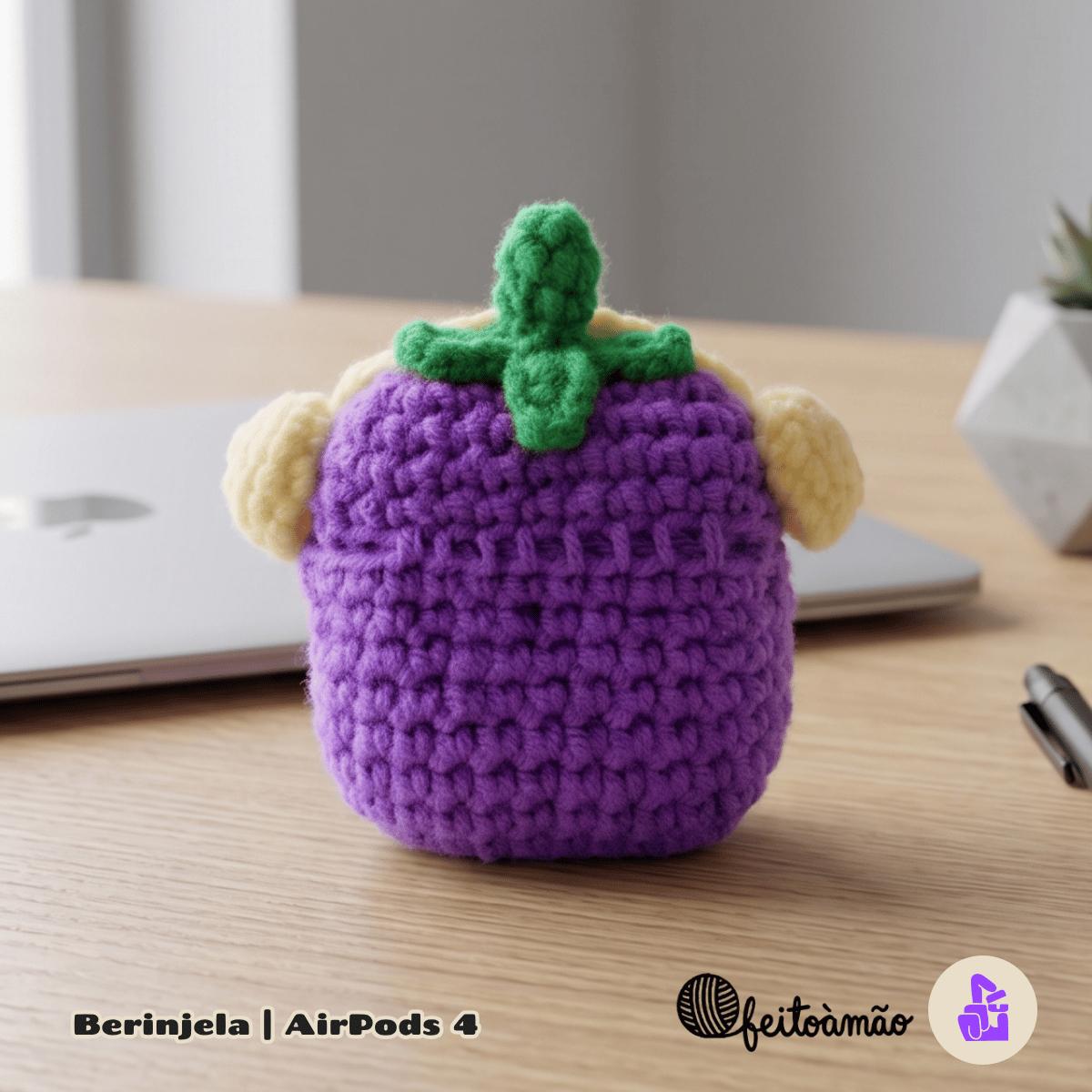 Capa Protetora de Silicone Nerdcase para AirPods 4, Amigurumi Beringela